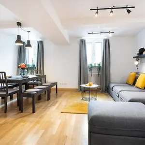marienplatz-apartment-2-bedrooms-living-room-kitchen.getmunichhotels.com/